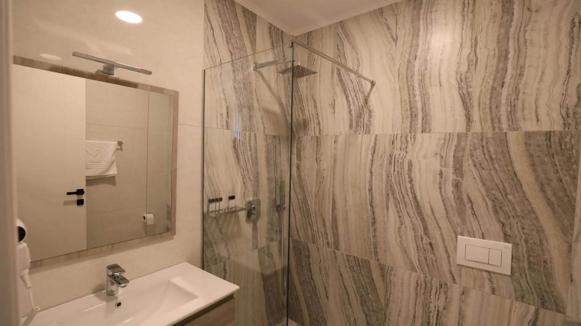 Dallga Suites Tushemisht Hotel